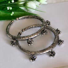 Load image into Gallery viewer, Oxidised/German Silver Engraved Rattle Anklets Pair (kada/hasuli payel)