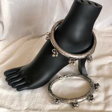 Load image into Gallery viewer, Oxidised/German Silver Engraved Rattle Anklets Pair (kada/hasuli payel)