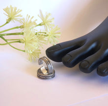 Load image into Gallery viewer, Oxidised Silver Brass Toe Rings pair