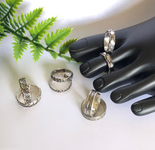 Load image into Gallery viewer, Oxidised Silver Brass Toe Rings pair
