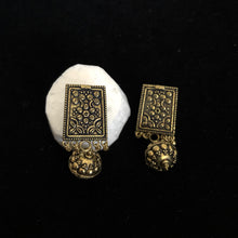 Load image into Gallery viewer, Antique Golden Plate Floral Earrings pair
